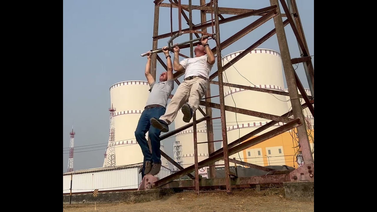 128 лет на двоих)) 64 и 64 года! Парное подтягивание на турнике двух Дедов Ростатома в Бангладеш 🇧🇩 