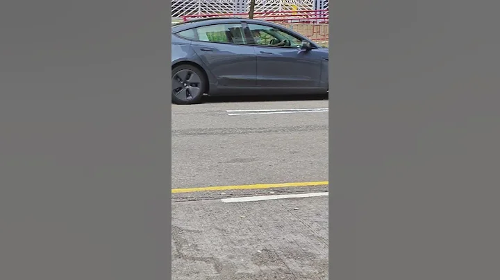30-8-23 Tesla電動車用返工放工代步 十分方便， 叉電周圍都有 - 天天要聞