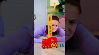 ¡Ella arruinó mis dominós! 😭 Herramienta genial para trenes me ayuda #gadget