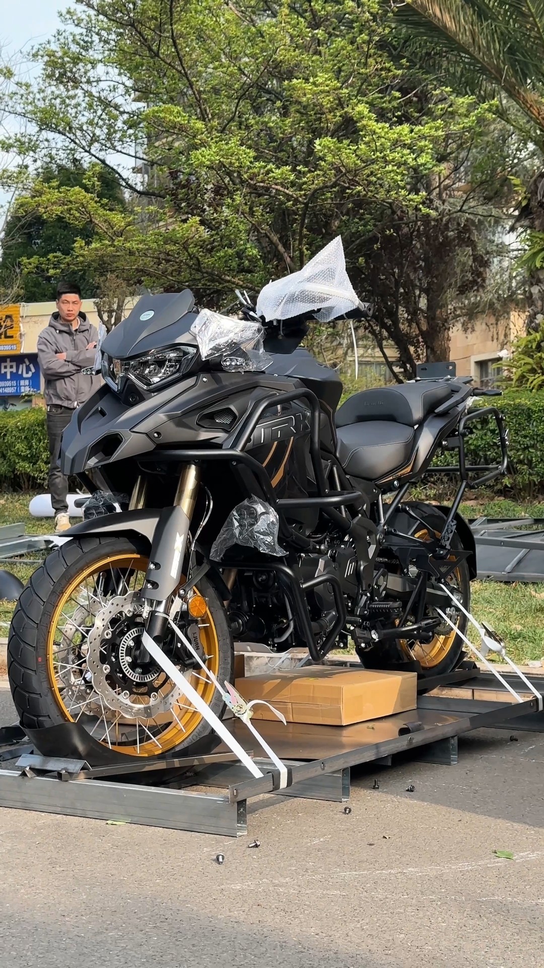 Unboxing All New BENELLI TRK 552X ADV #benelli #TRK552X #qjmotor