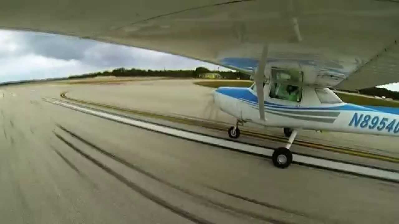 Flying to the Bahamas. Bimini airport in a C152 / braveheart :) - YouTube