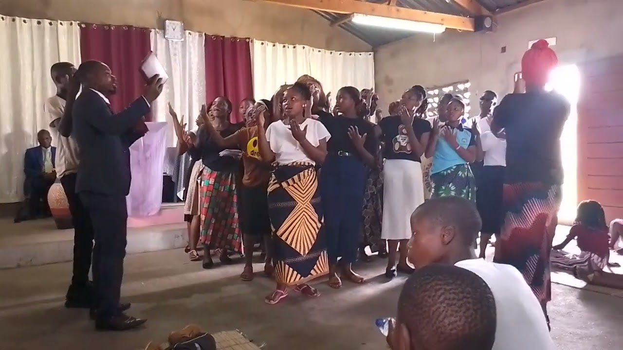 Jovens da Igreja União Baptista da Matola Santos-IUBM- Maestra FLORENCIA-Narwa nipa aleluia