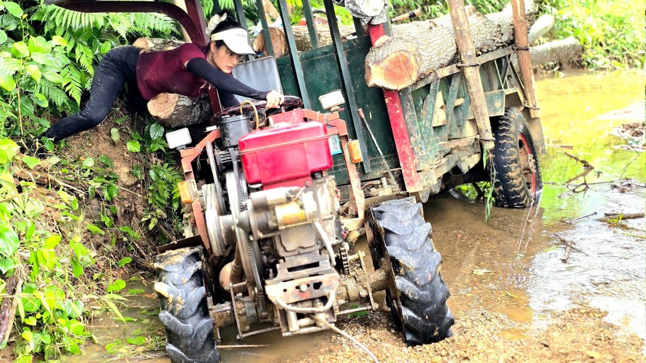 Agricultural vehicles, transporting wood on muddy roads encounter difficulties #agricultural#truck 