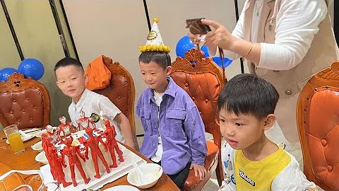6歲小朋友第一次獨自去參加同學生日宴，20人大圓桌，一點不怯場 - 天天要聞