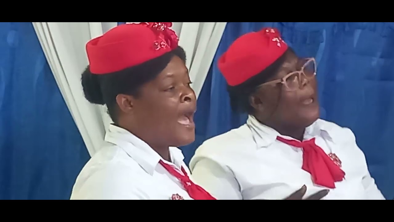 Ala bèl lè nap mache men nan men