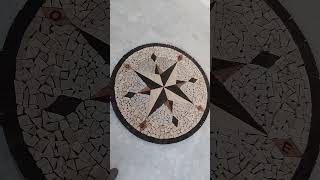 Rosa de los vientos elaborada de mármol y cuarcita.