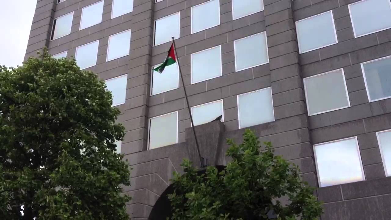 Palestinian flag flapping on Auckland's US consulate building