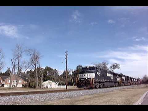 bnsf 5729 NS G83 with a short load