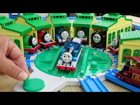 Plarail Thomas the Tank Engine ☆ We played with the big turntable and engine shed toys!
