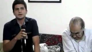 young man sings Iraj آواز خوانی جوانی در حضور ایرج خواجه امیری