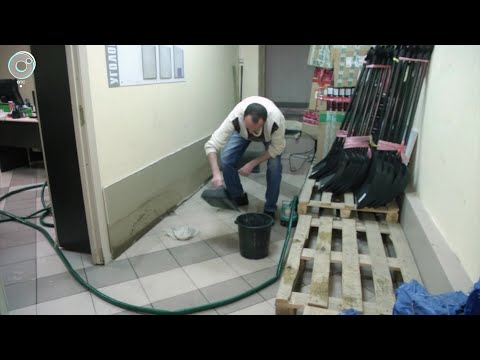 На работу - с тряпкой и черпаком. По какой причине в офисе в центре Новосибирска забили гейзеры?