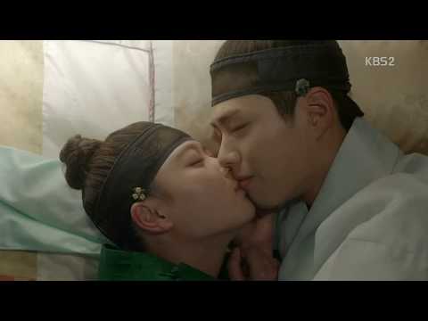 KISSING MOMENTS '