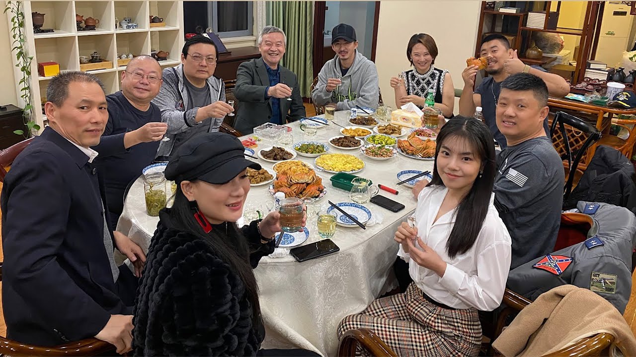 满桌大闸蟹：贺卫方，浦志强，袁腾飞，梁宏达，陈秋实，徐晓冬。如果中国言论自由了，这桌大闸蟹会怎么样？