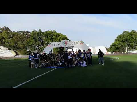 O momento em que as meninas do FC Famalicão erguem a taça