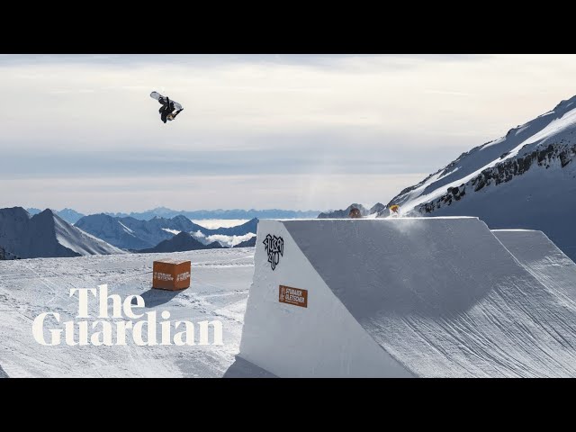 Snowboarder Femme Gingembre Impressionné Pointe Dans La Caméra