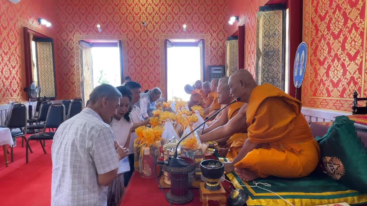 บรรยากาศทำบุญถวายอาหารเพลและสังฆทาน ณ วัดคฤหบดี