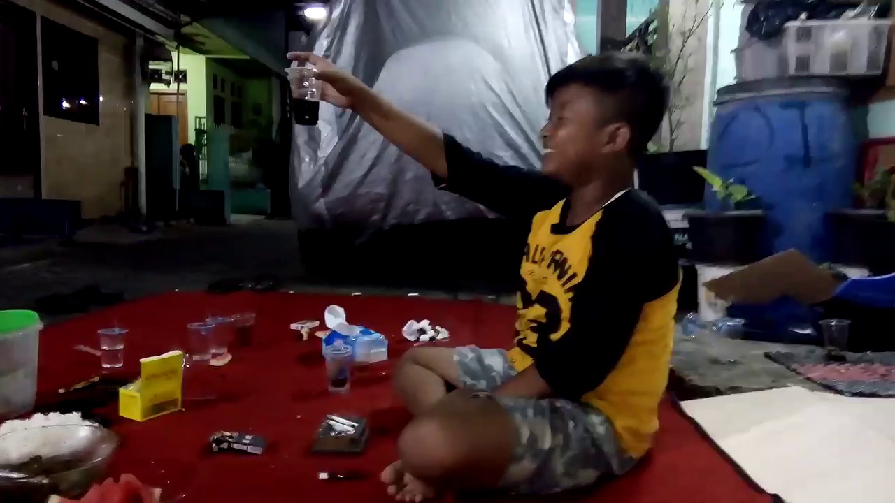 Ambil Rokok orang ini lagi enak enak ketawa malah disuruh ambil rokok - YouTube