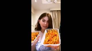 Renna Dyana Show Her Bob In Live Video
