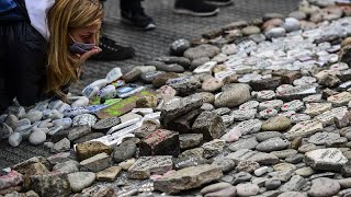 Kövekre írták az áldozatok neveit Argentínában