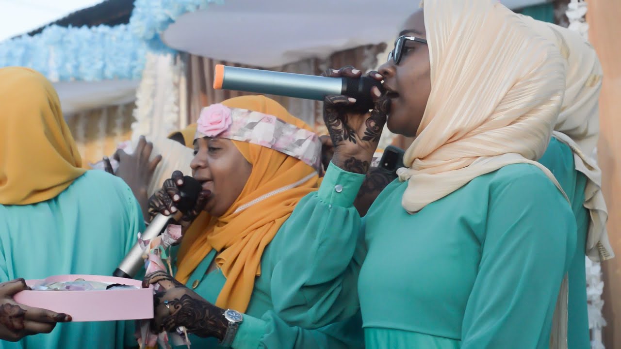 UKHTY RIZIKI ALIVOWAINUA WATU WOTE KATIKA VIWANJA VYA QADIRIA TAZAMA ALIVOTUNZWA MAPESA MPAKA BALAA