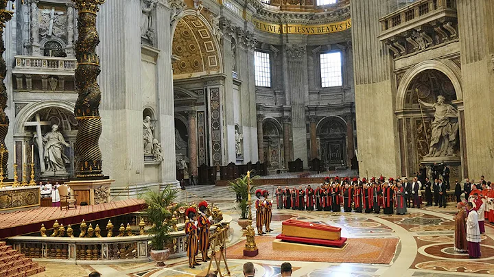 Mourners gather to pay final respects to the Pope