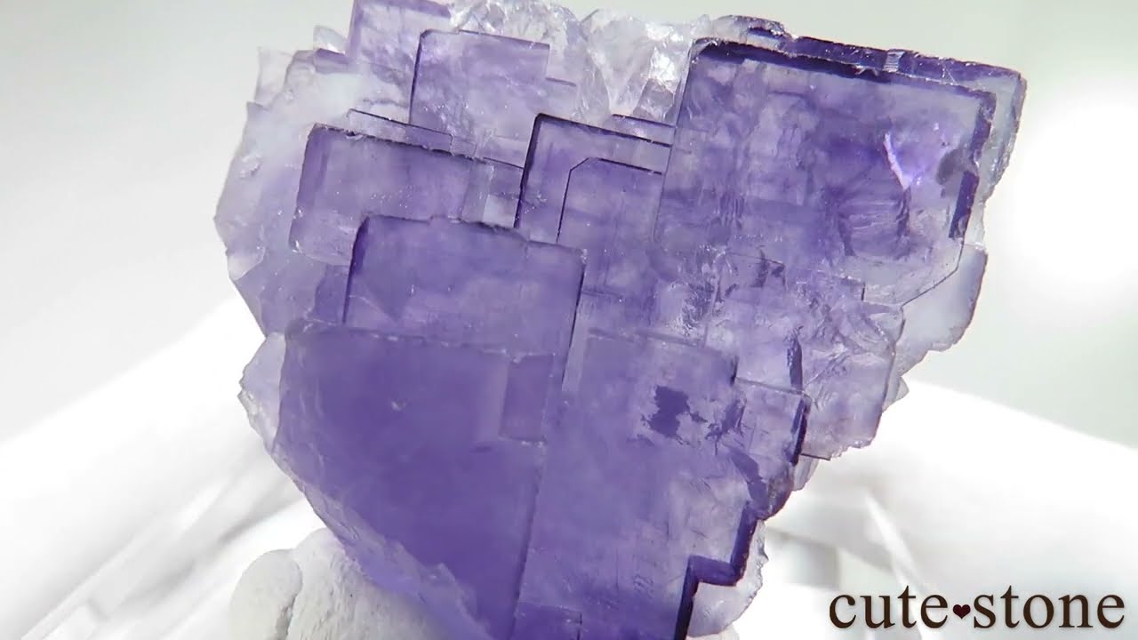 ウイグル自治区 Akesu産 パープルフローライトの原石 No.4 - cute stone -