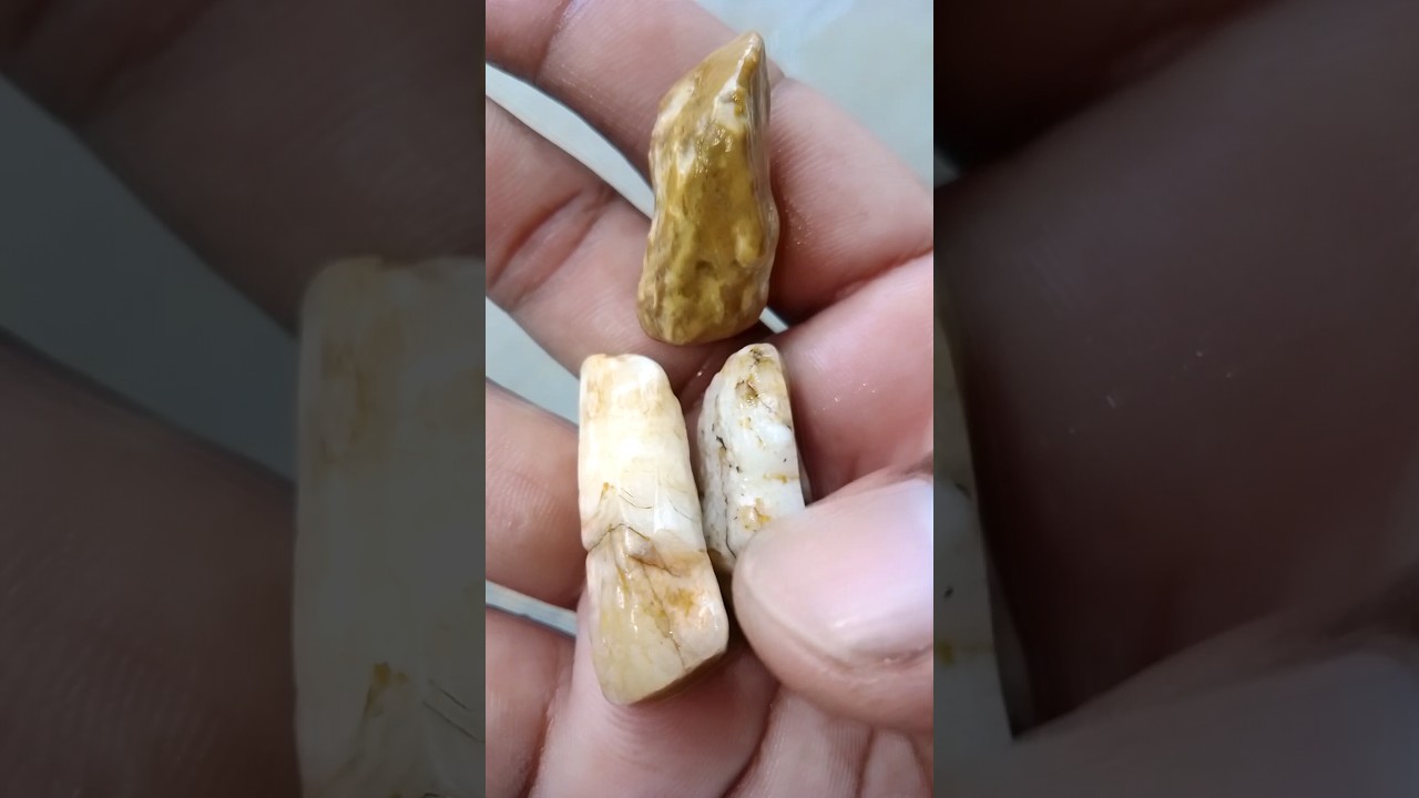 Rough opal stone finding 