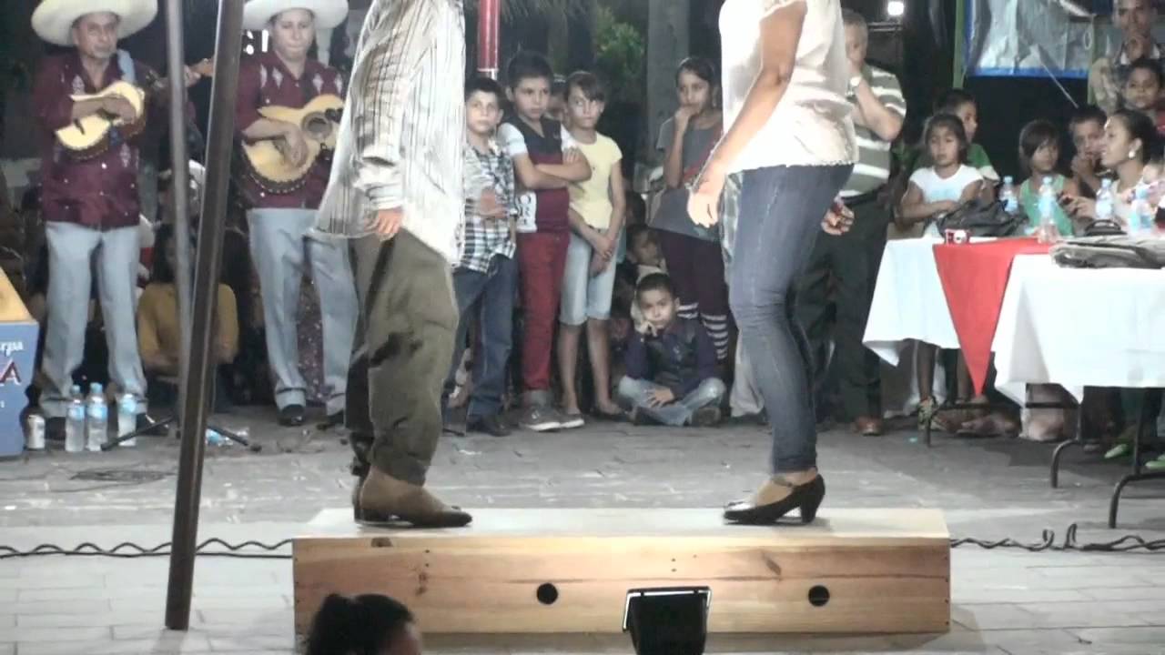 Baile de tabla zapateado de tierra caliente region Huacana - YouTube