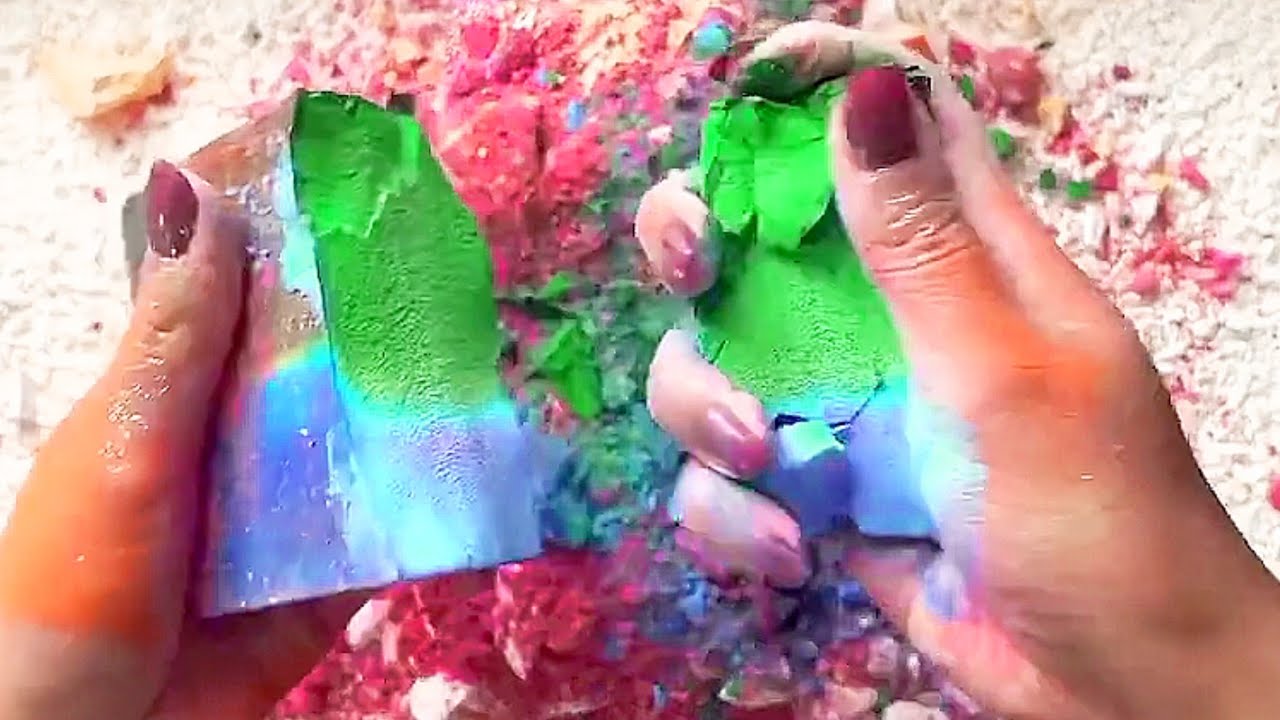 Homemade dyed gym chalk block #asmr #gymchalk #satisfying #oddlysatisfying  #asmrcommunity #asmrvideo #gymchalkcrumbling #crush #crushing