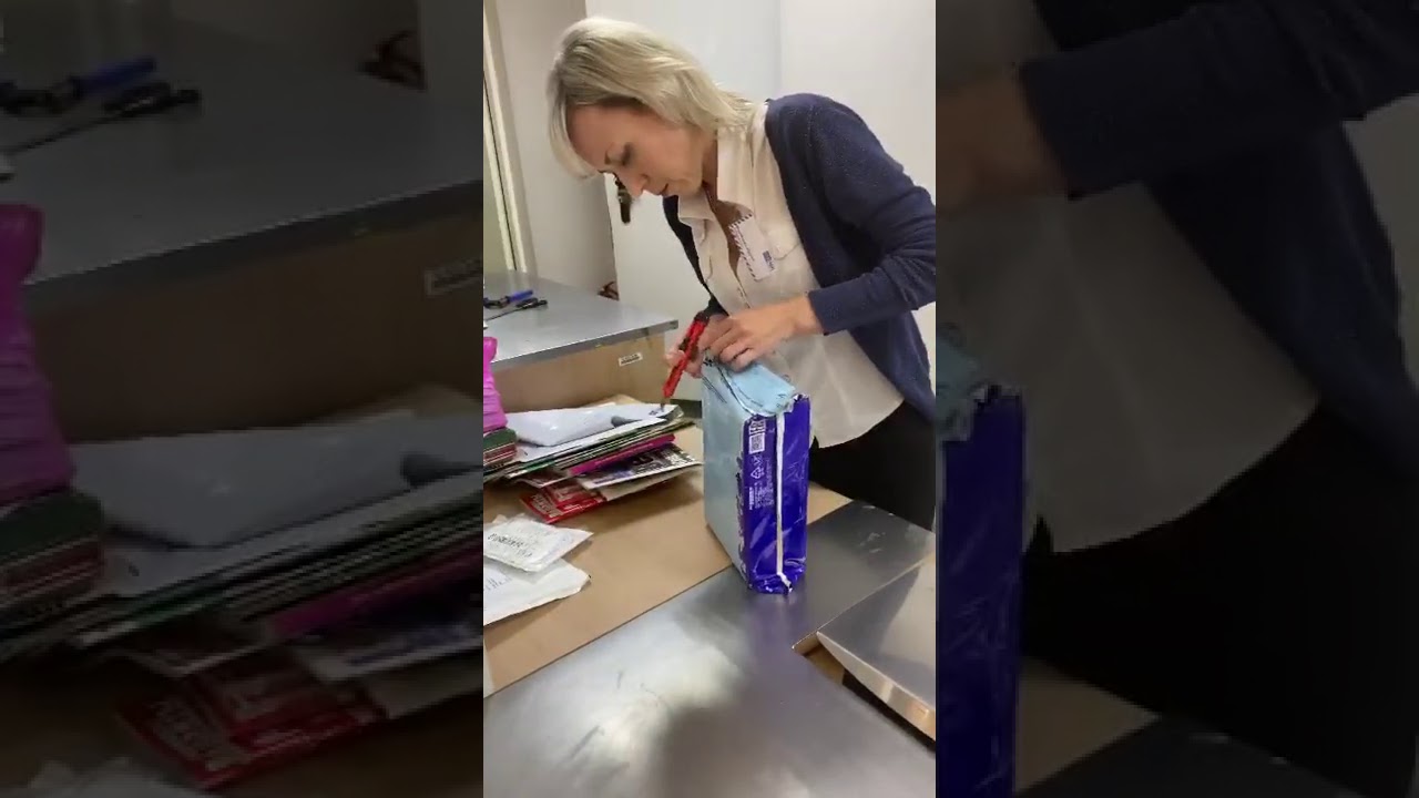 Юла предлагает доставку курьером.