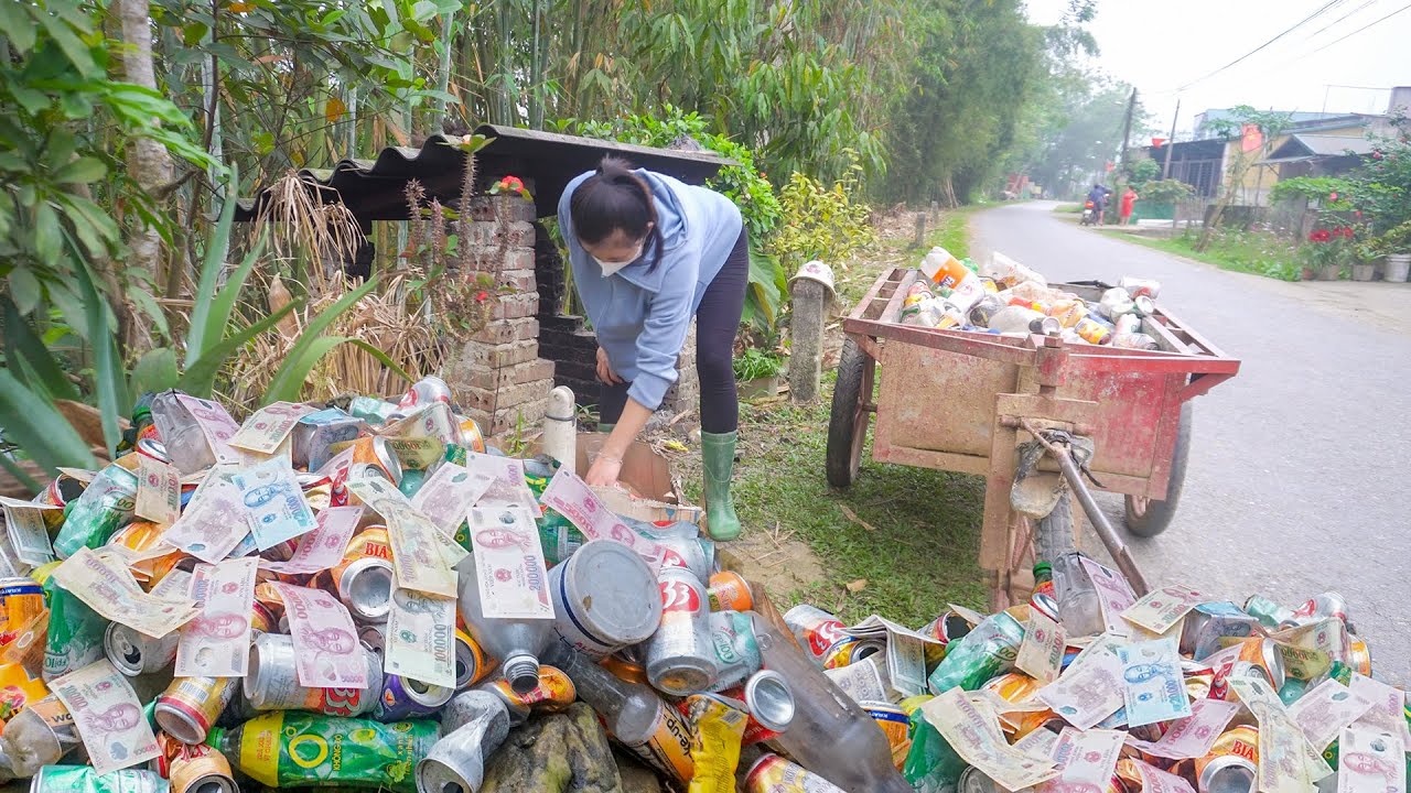Single Mother Lucky to Find Treasure Trove of Money Under Landfill / Daily Life Picking up Scrap