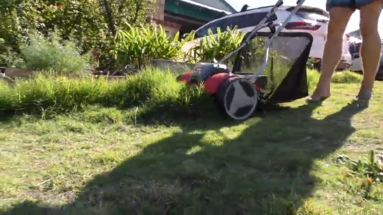 Review Of The Ozito 18V Reel Lawn Mower (Power XChange PXCPM-018 Cordless  Cylinder Push Mower) 