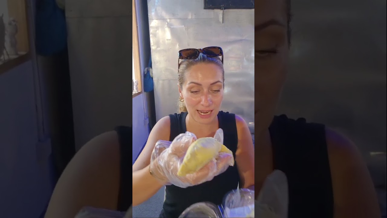 Eating CHEAP Durian in Bangkok night market 🇹🇭 