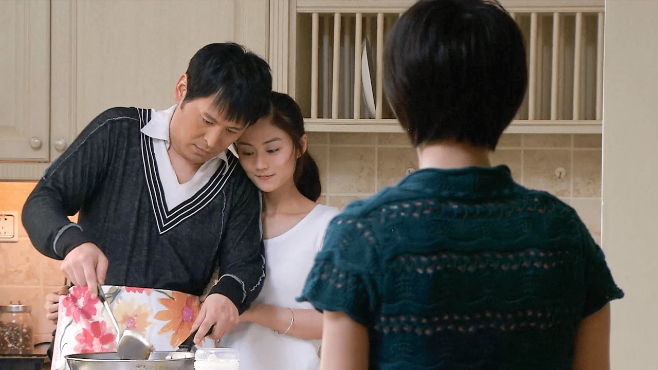 Жена поздно вернулась с работы и застала мужа с няней