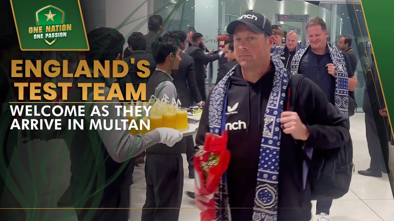 England's Test team receives a traditional welcome as they arrive in Multan! 🛬 #PAKvENG | MA2A
