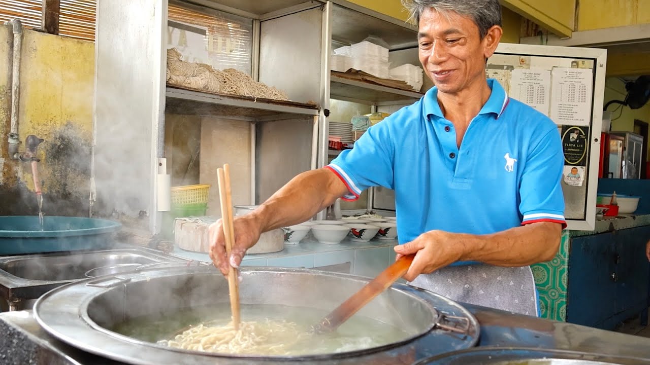 Легенда о лапше! Потрясающие навыки приготовления куриной лапши — индонезийская уличная еда