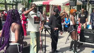 Rumba congolaise,Chalélé Djikin , chante pour l’asso caritative AELHA, sur le marché d’Épinay …