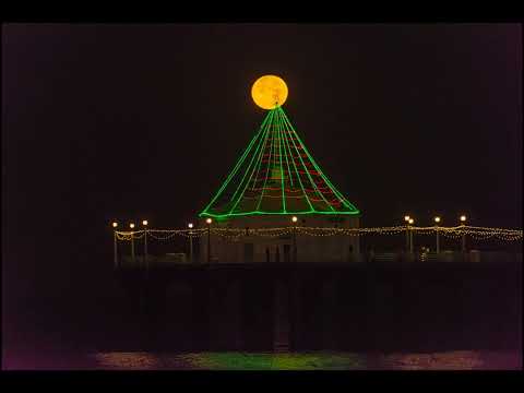 Manhattan Beach Pier with Full Cold Moonset - December 7, 2022