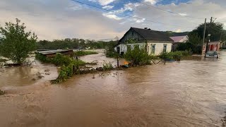 Потоки воды разрушают мосты и дороги. Почти 20 тысяч жителей Находки остались без света