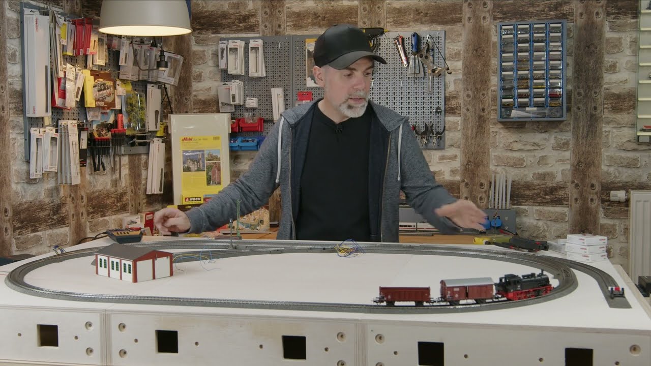 Building a model railway with the multi-decoders m83 and uncoupling track - Episode 09