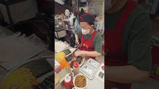 광장시장 골목 끝, 겨자소스에 톡 찍어 먹는 꼬마김밥
