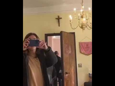 Brindisi, il «bacio di sfida» del vicesindaco dopo la manifestazione contro la chiusura del Cav