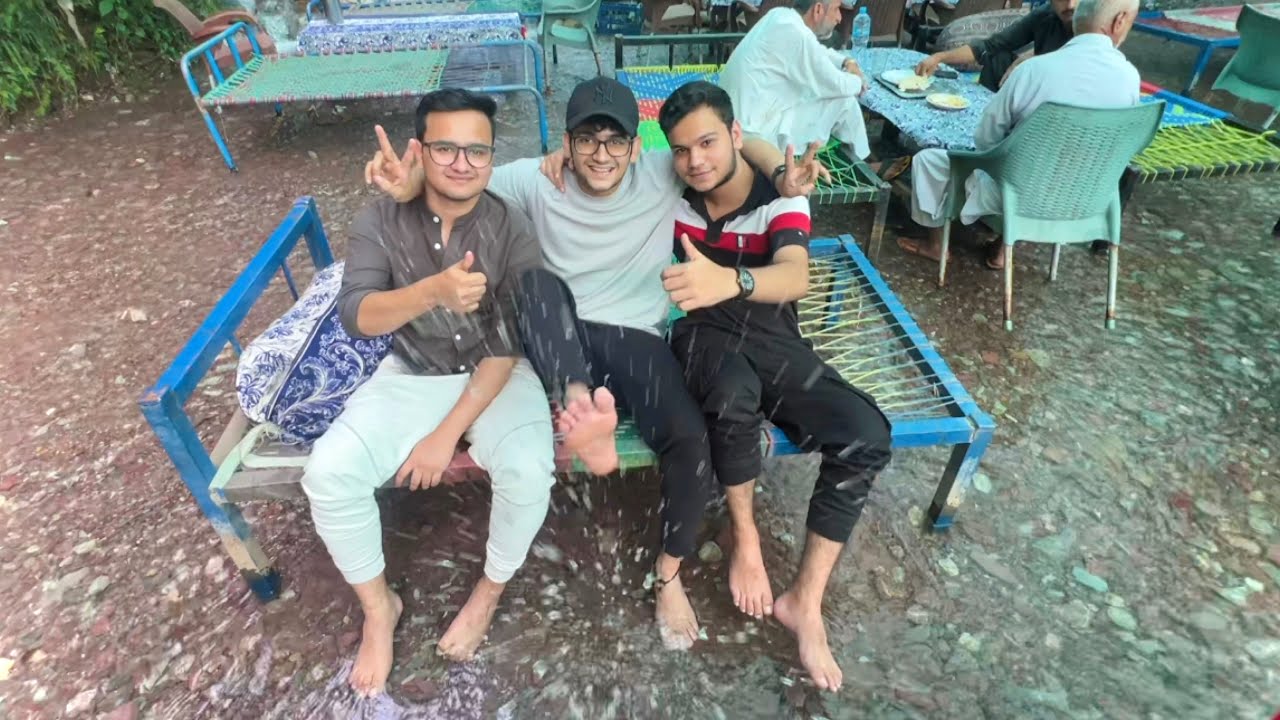Waterfall ky ander Beth kar khana khaya😍
