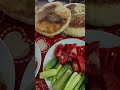 Ce am mâncat astăzi cârnați cu oua fierte și roșii și castraveți