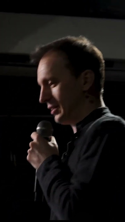 Жалаңаш әдемі қызыл шашты қыз