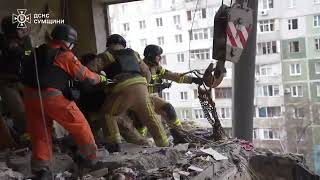 Суми: на місці російського удару верхолази ДСНС проводять демонтаж конструкцій