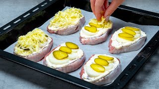 חזה חזיר בתיבול חרדל וגבינות עם סלט