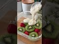 【材料を混ぜて冷やすだけ！】市販のヨーグルトパックがそのまま高級スイーツに大化け◎ 子どもの目を100%輝かせる魔法の「丸ごとフルーツ寒天ハック」 🍓キウイ✨