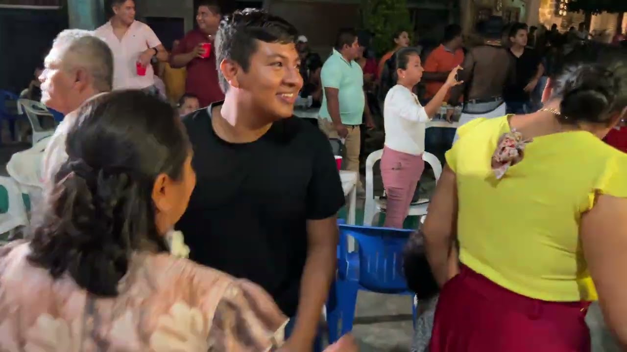 Chicas de Cochoapa Guerrero bailando con Los Del Sabor