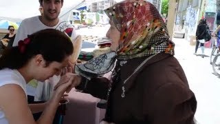 Direnişcilere Ekmek Ve Cips Dağıtan Teyze